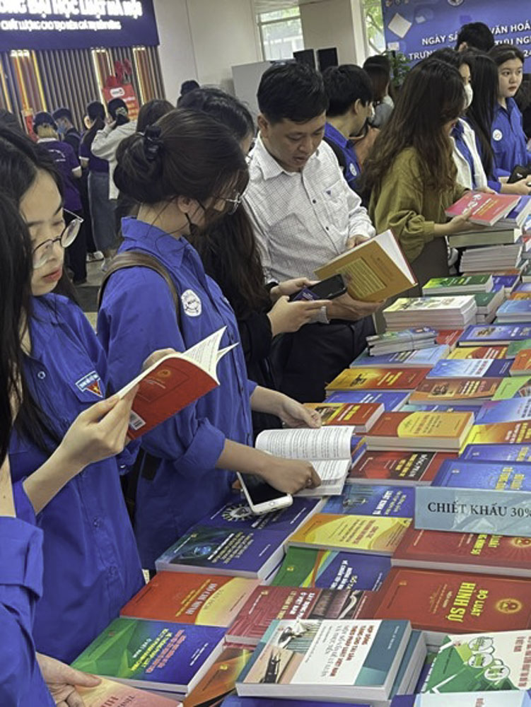 Nhà xuất bản Tư pháp tham gia hưởng ứng Ngày Sách và Văn hóa đọc Việt Nam lần thứ ba năm 2024 tại Trường Đại học Luật Hà Nội
