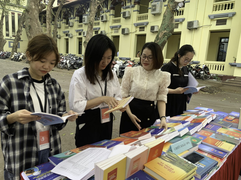 Nhà xuất bản Tư pháp tham gia hưởng ứng Ngày Sách và Văn hóa đọc Việt Nam lần thứ ba năm 2024 tại trụ sở Bộ Tư pháp
