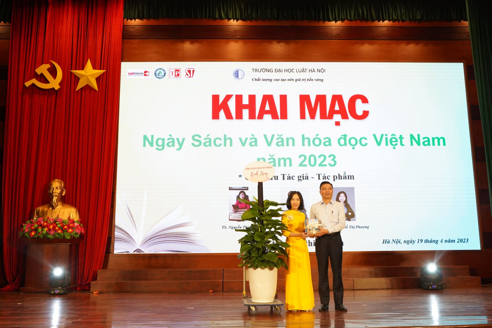 Bà Trương Thị Thu Hà - Phó Giám đốc kiêm Phó Tổng biên tập thay mặt  Nhà xuất bản Tư pháp tặng cây và sách cho Trường Đại học Luật Hà Nội