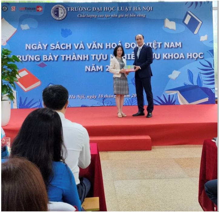 Bà Trương Thị Thu Hà, Phó Giám đốc kiêm Phó Tổng biên tập Nhà xuất bản Tư pháp trao tặng sách cho Trường Đại học Luật Hà Nội
